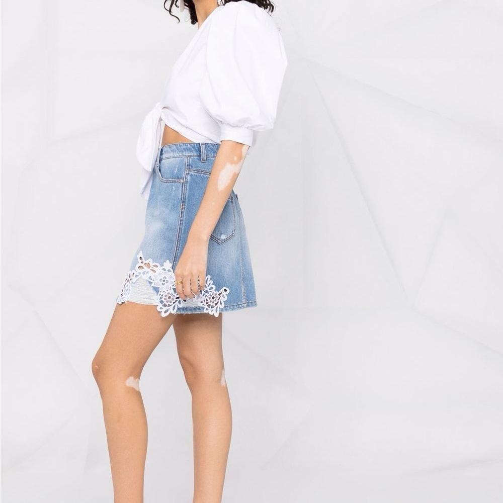 Ermanno Scervino distressed six 40 Jean Skirt with embroidered flowers